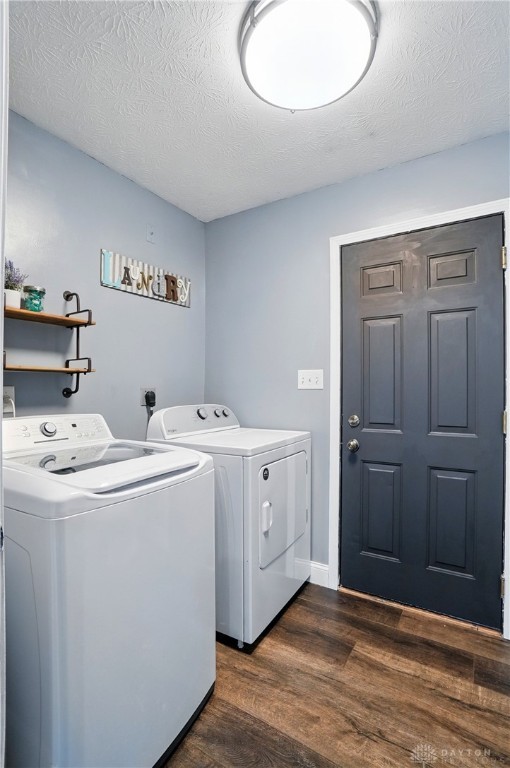 432 Applegate Rd, Englewood, OH 45322 - laundry area featuring washing machine and clothes dryer, dark wood-type flooring, and a textured ceiling
