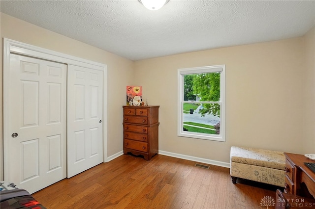 3835 Polo Trace Ct, Bellbrook, OH 45305 - sitting room featuring wood finished floors and baseboards