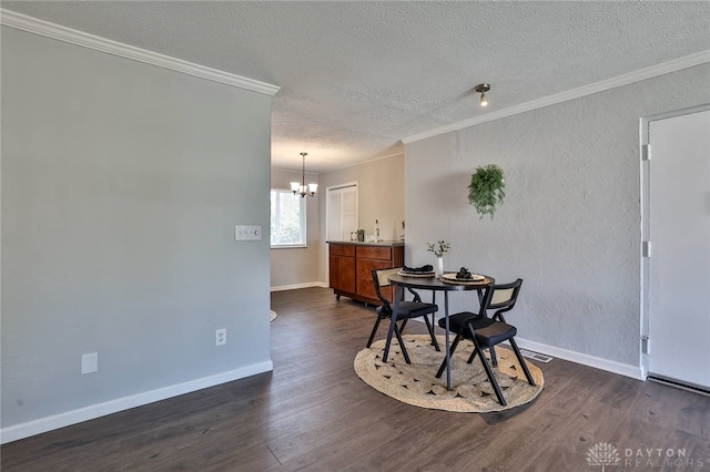 5695 E Coach Dr Unit E, Kettering, OH 45440 - dining area with ornamental molding, a textured ceiling, a chandelier, dark wood finished floors, and baseboards