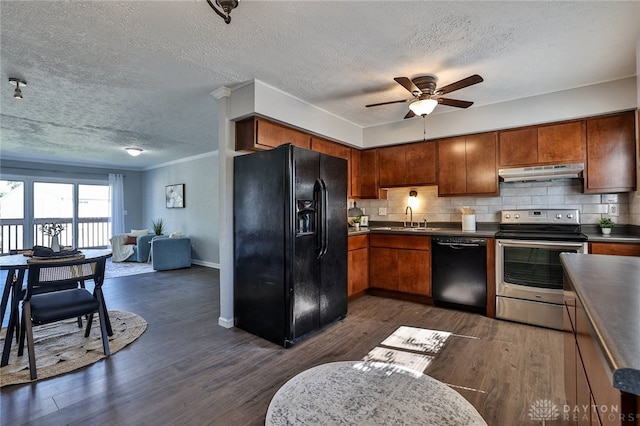 5695 E Coach Dr Unit E, Kettering, OH 45440 - kitchen with black appliances, under cabinet range hood, a sink, ceiling fan, and a textured ceiling