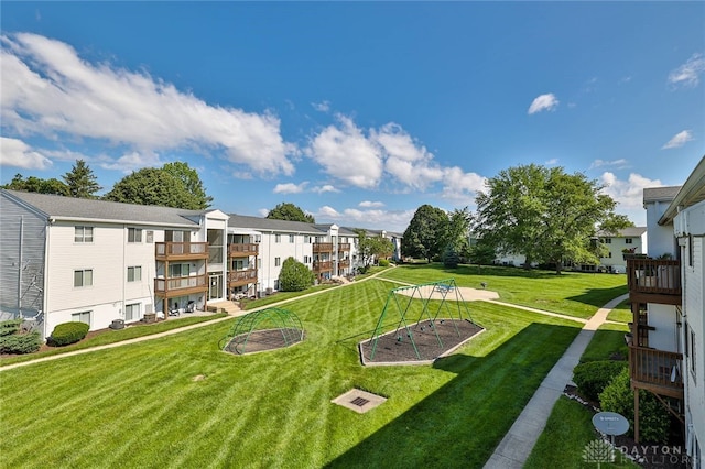 5695 E Coach Dr Unit E, Kettering, OH 45440 - surrounding community with a lawn and a residential view