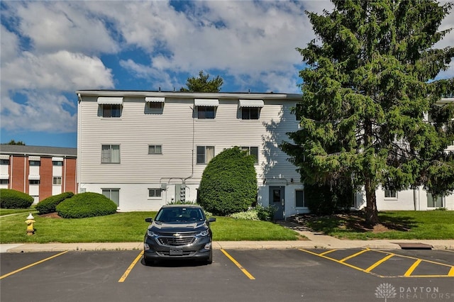 5695 E Coach Dr Unit E, Kettering, OH 45440 - view of property with uncovered parking