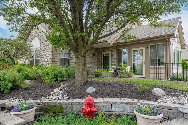 91 Villa Pointe Dr, Springboro, OH 45066 - view of front facade featuring stone siding and roof with shingles