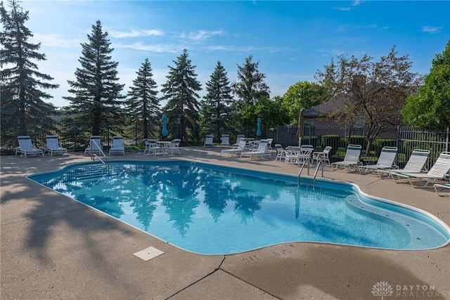 91 Villa Pointe Dr, Springboro, OH 45066 - community pool featuring a patio area