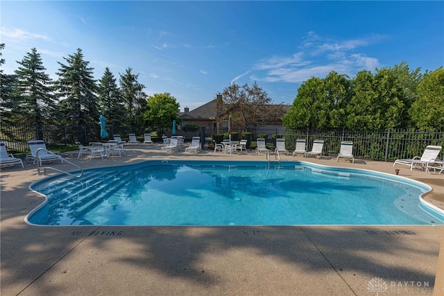 91 Villa Pointe Dr, Springboro, OH 45066 - community pool with a patio