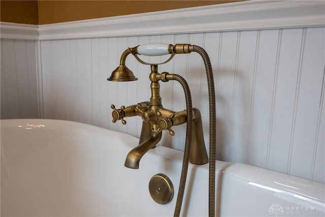 25 La Belle St, Dayton, OH 45403 - bathroom view of a decorative wall and a tub to relax in