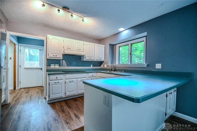 222 Walnut Grove Dr, Centerville, OH 45458 - kitchen with a sink, black electric cooktop, white cabinets, a peninsula, and dark wood finished floors