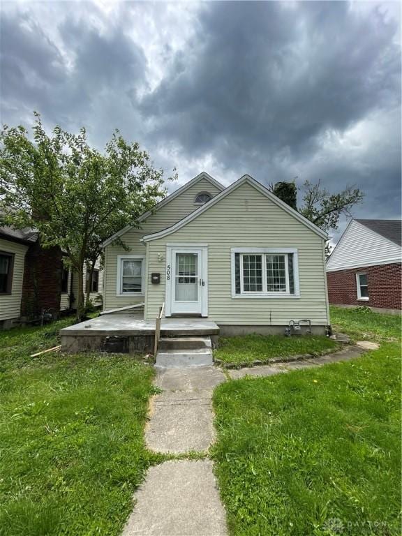 508 W Hillcrest Ave, Dayton, OH 45406 - bungalow featuring a front yard