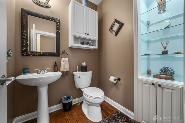 7607 Stone Ridge Dr, Springboro, OH 45066 - bathroom with wood finished floors, toilet, baseboards, and a sink