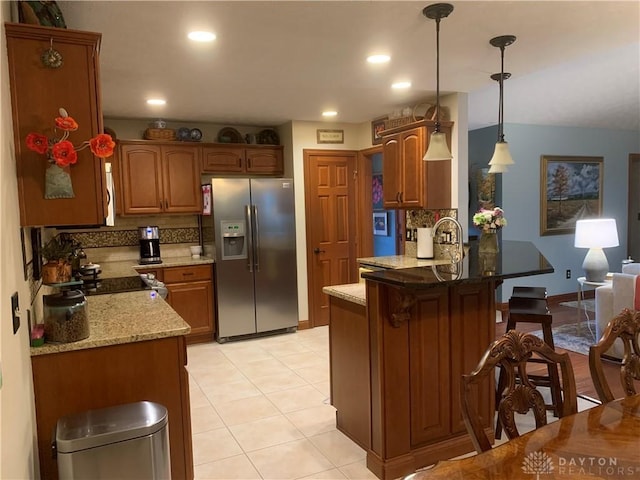 2460 Coriander Ct, Troy, OH 45373 - kitchen featuring stainless steel appliances, a peninsula, a kitchen breakfast bar, backsplash, and recessed lighting