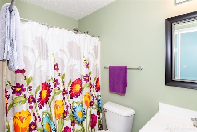 2385 Gerard Ct, Fairborn, OH 45324 - bathroom featuring toilet, vanity, a textured ceiling, and a shower with shower curtain