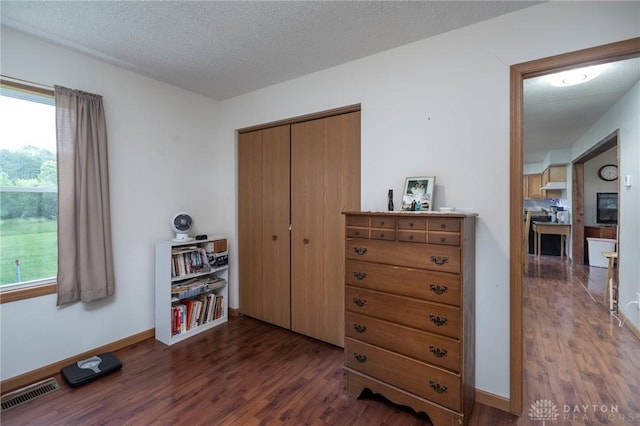 1646 Bell Hollow Rd, Hillsboro, OH 45133 - bedroom featuring dark wood finished floors, a closet, and baseboards