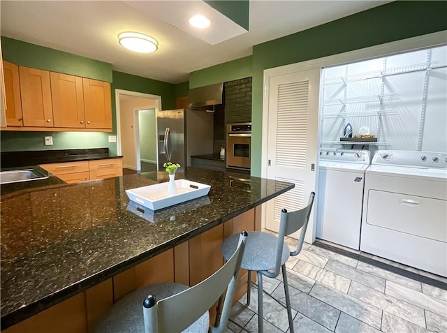 869 Maxwelton, Washington Twp, OH 45459 - kitchen featuring appliances with stainless steel finishes, independent washer and dryer, a kitchen breakfast bar, a peninsula, and a sink