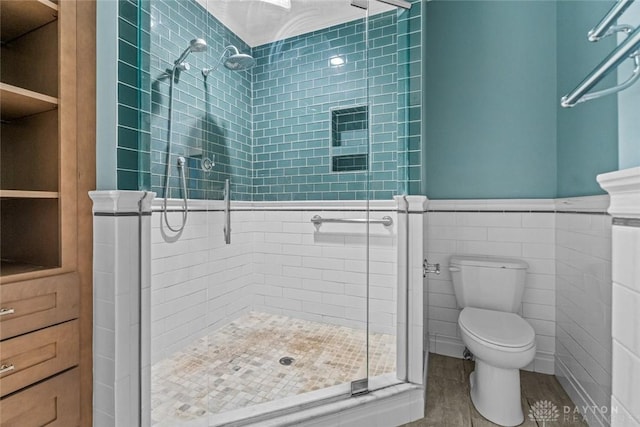 325 Bending Branch Ln, Miamisburg, OH 45342 - full bath with toilet, a stall shower, a wainscoted wall, and tile walls