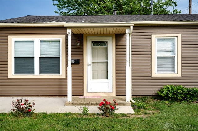 1115 Richard Dr, Xenia, OH 45385 - view of exterior entry featuring roof with shingles