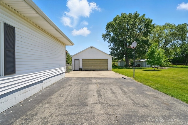 6726 Middletown Germantown Rd, Middletown, OH 45042 - view of side of home with a detached garage, an outdoor structure, and a yard