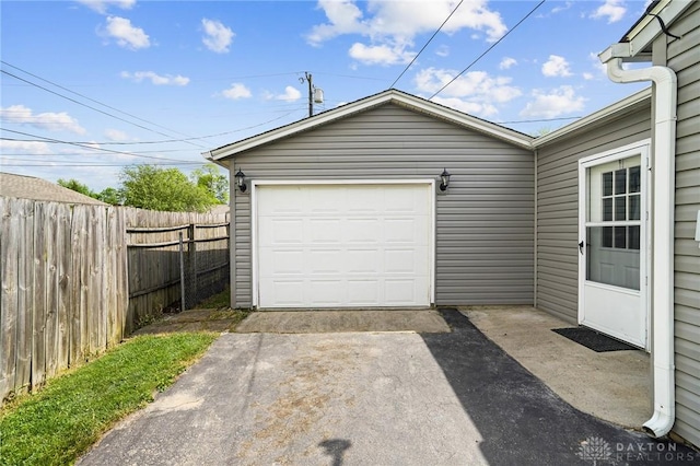 1385 Kylemore Dr, Xenia, OH 45385 - garage featuring concrete driveway