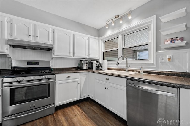 2089 Clearview Dr, Bellbrook, OH 45305 - kitchen with stainless steel appliances, under cabinet range hood, a sink, and dark countertops