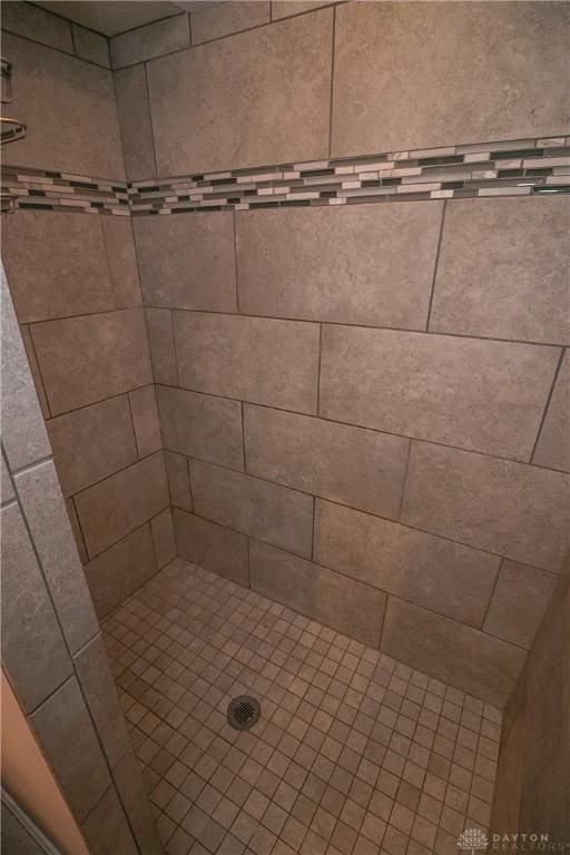 1331 Peregrine Way, Hamilton, OH 45013 - bathroom featuring tiled shower