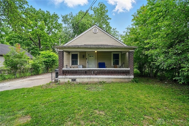3020 Seneca St, Middletown, OH 45044 - bungalow-style house with covered porch and a front yard
