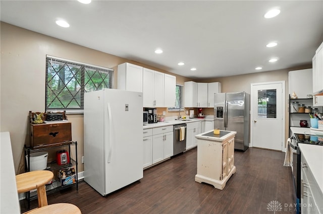 2942 Stauffer Dr, Beavercreek, OH 45434 - kitchen featuring stainless steel appliances, a sink, a kitchen island, healthy amount of natural light, and recessed lighting