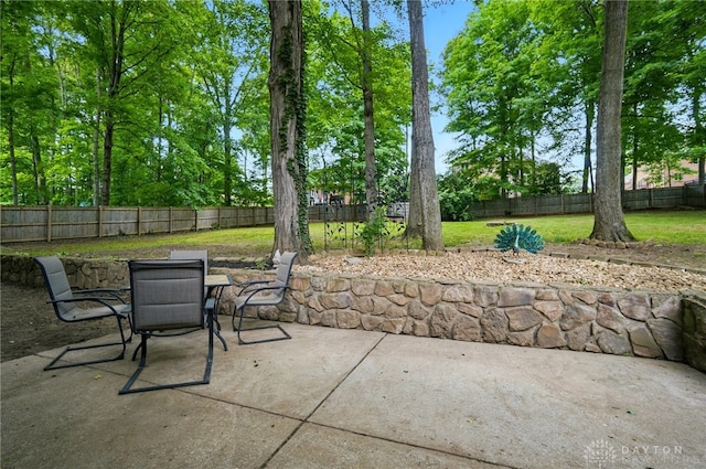2942 Stauffer Dr, Beavercreek, OH 45434 - fenced backyard featuring outdoor dining space and a patio area