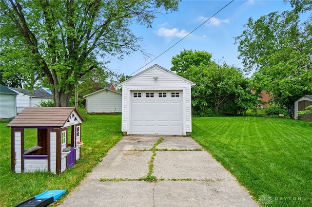 448 Triangle Ave, Oakwood, OH 45419 - detached garage featuring concrete driveway