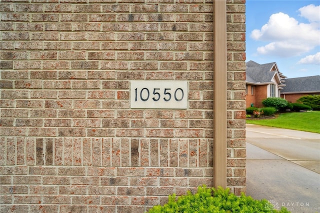 10550 Willow Brook Rd, Dayton, OH 45458 - exterior view of driveway