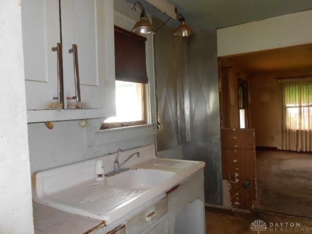 1202 Burt St, Springfield, OH 45505 - bathroom with vanity