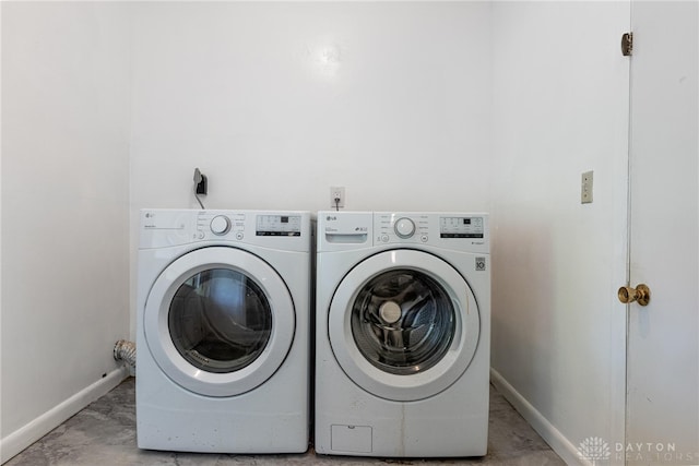 3558 Knollbrook Dr, Franklin Twp, OH 45005 - laundry area featuring independent washer and dryer and baseboards