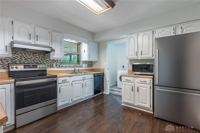 3558 Knollbrook Dr, Franklin Twp, OH 45005 - kitchen featuring stainless steel appliances, under cabinet range hood, light countertops, a sink, and white cabinets