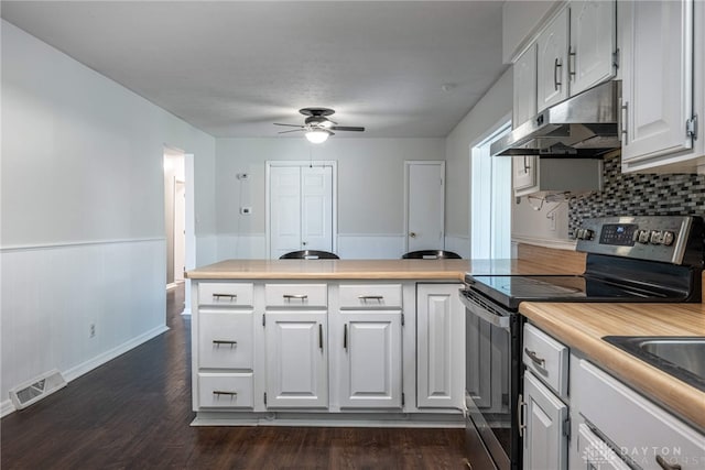 3558 Knollbrook Dr, Franklin Twp, OH 45005 - kitchen with electric range, under cabinet range hood, a peninsula, a ceiling fan, and light countertops