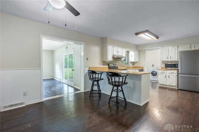 3558 Knollbrook Dr, Franklin Twp, OH 45005 - kitchen featuring stainless steel appliances, washer / dryer, under cabinet range hood, a peninsula, and a ceiling fan