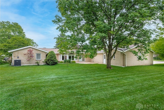 2301 Glenheath Dr, Kettering, OH 45440 - view of green lawn featuring central AC