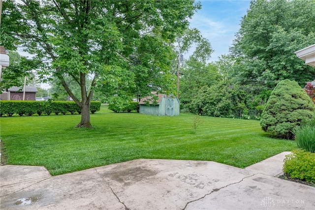 2301 Glenheath Dr, Kettering, OH 45440 - view of grassy yard featuring a patio