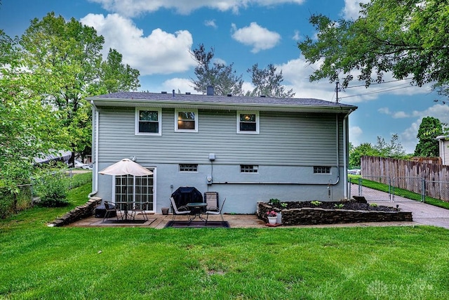 286 Chamberlin Dr, Hamilton, OH 45013 - rear view of house with a patio