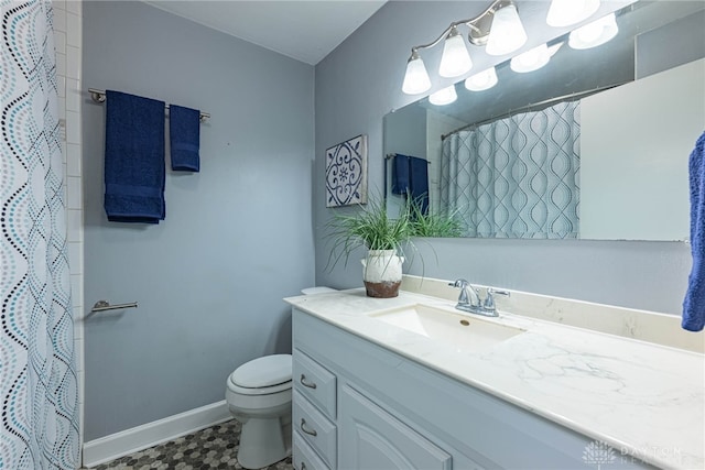 1172 Bay Ln, Beavercreek, OH 45430 - full bath featuring vanity, toilet, baseboards, and a shower with shower curtain