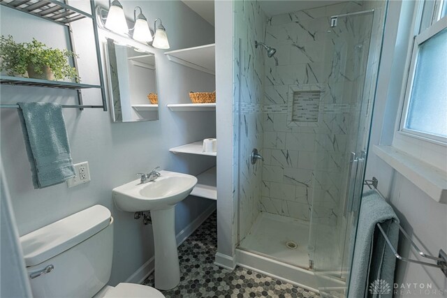 1172 Bay Ln, Beavercreek, OH 45430 - bathroom with toilet, a marble finish shower, and baseboards
