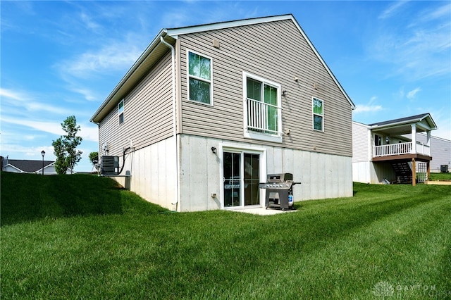 6709 Crystal Harbour Dr, Middletown, OH 45042 - back of property with a lawn