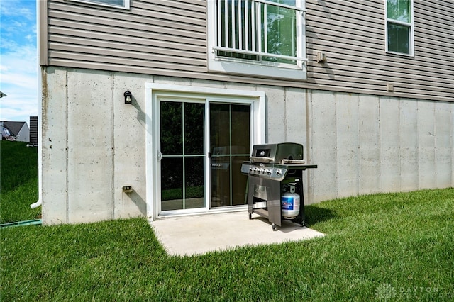 6709 Crystal Harbour Dr, Middletown, OH 45042 - view of exterior entry featuring a yard