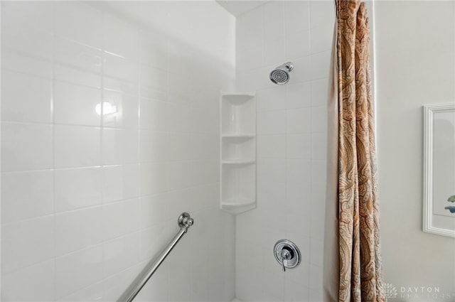 348 Cambridge Dr, Fairborn, OH 45324 - full bathroom featuring curtained shower