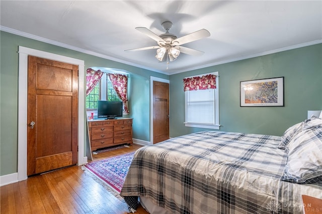 54 Beverly Pl, Oakwood, OH 45419 - bedroom featuring hardwood / wood-style floors, baseboards, crown molding, and ceiling fan