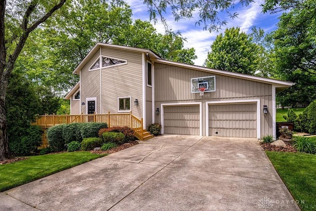 4723 Rosedale Rd, Middletown, OH 45042 - mid-century home featuring a deck and concrete driveway