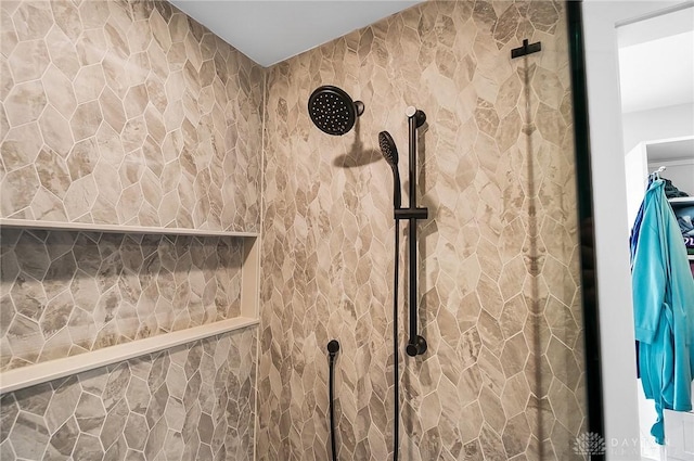 1000 Paradrome St, Cincinnati, OH 45202 - bathroom view of tiled shower