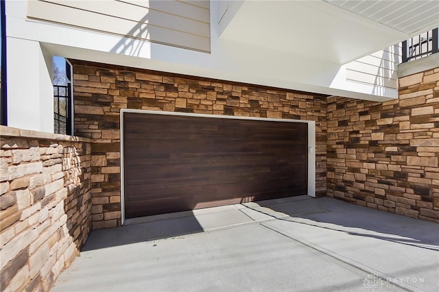 1000 Paradrome St, Cincinnati, OH 45202 - garage with driveway