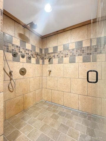 5565 Short Rd, New Carlisle, OH 45344 - full bathroom featuring a shower stall