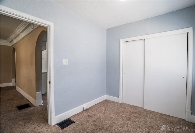 3108 Ohio Ave, Middletown, OH 45042 - unfurnished bedroom with carpet floors, arched walkways, a closet, and baseboards