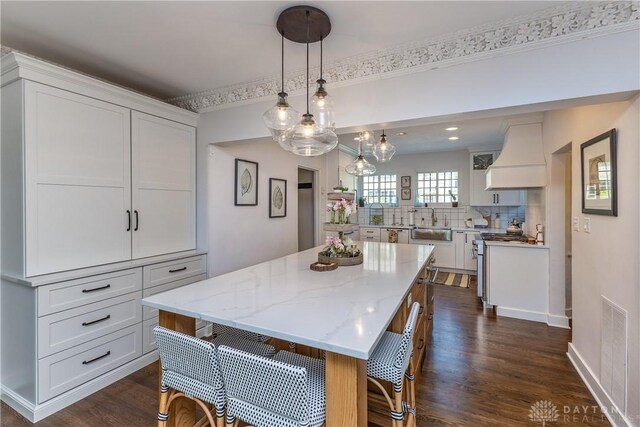 1500 Ridgeway Rd, Oakwood, OH 45419 - dining space featuring dark wood-style flooring, baseboards, and recessed lighting