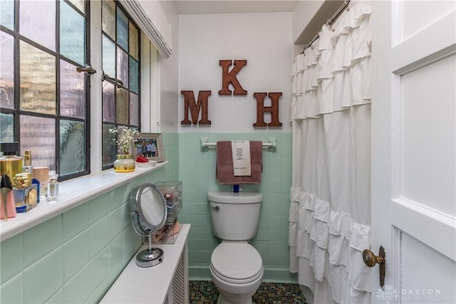1500 Ridgeway Rd, Oakwood, OH 45419 - bathroom featuring toilet, tile walls, tile patterned floors, and curtained shower
