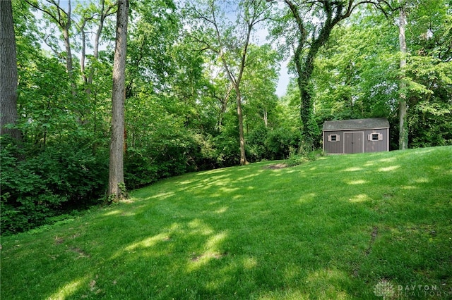 1211 Runnymede Rd, Oakwood, OH 45419 - view of grassy yard with a view of trees